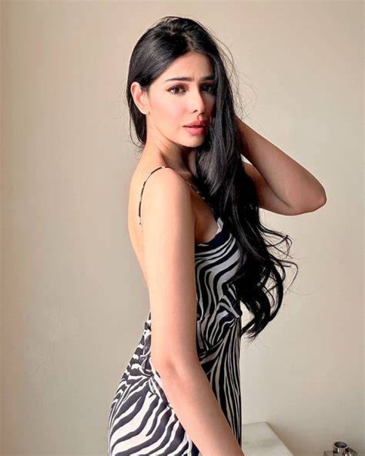 Sarah Khatri instagram celebzbiography.com